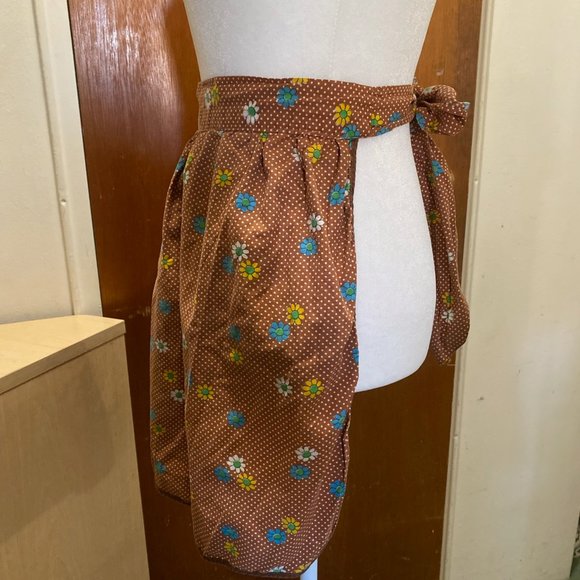 Vintage polka dot flower print apron - Picture 7 of 8